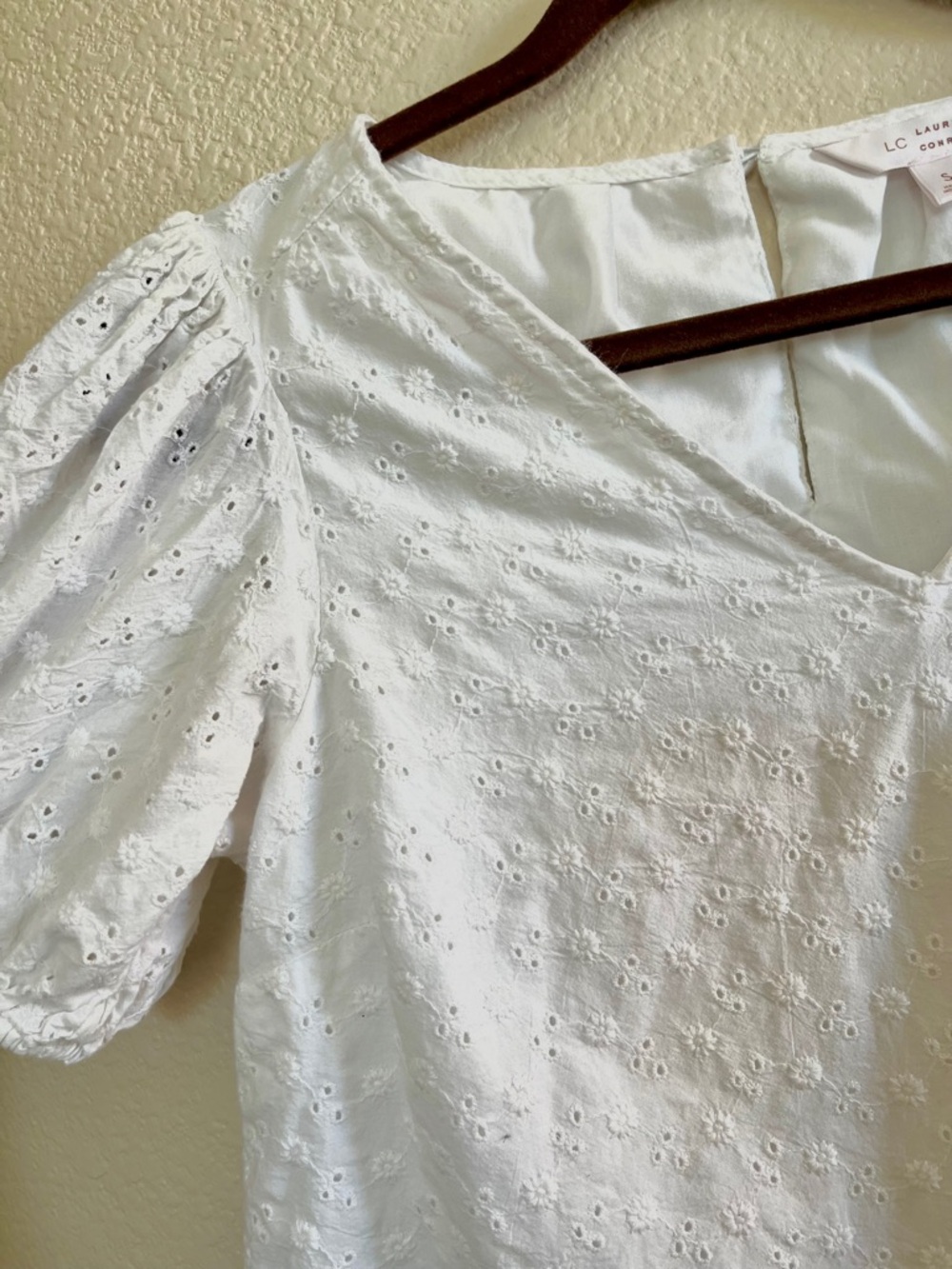 LC Lauren Conrad White Eyelet V-Neck Puff Sleeve Blouse - Picture 4 of 5